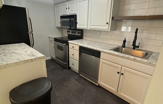 2 Bedroom Condo in Hunting Ridge!
