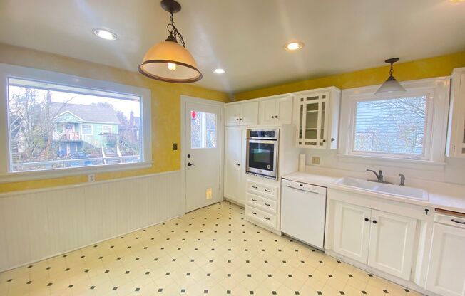 Great location! cute bungalow!