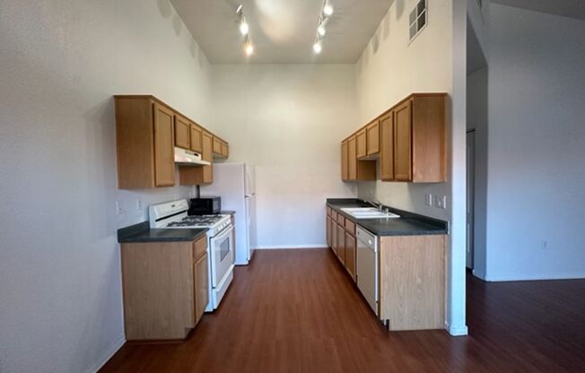 2nd floor condo easy access to the 215