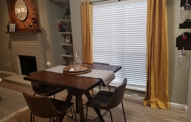 Oakwood Creek Apartments dining area with decor