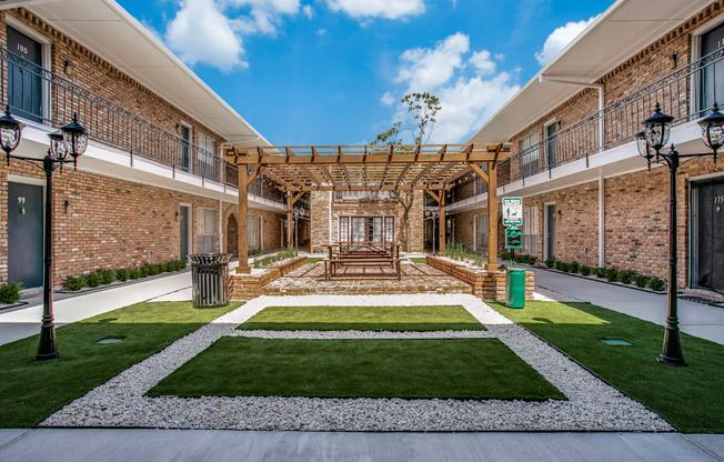 Courtyard View at Bellaire Oaks Apartments, Houston, 77096