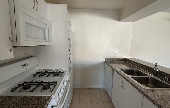 2 beds, 1 bath, 830 sqft, $2,700, Unit 207