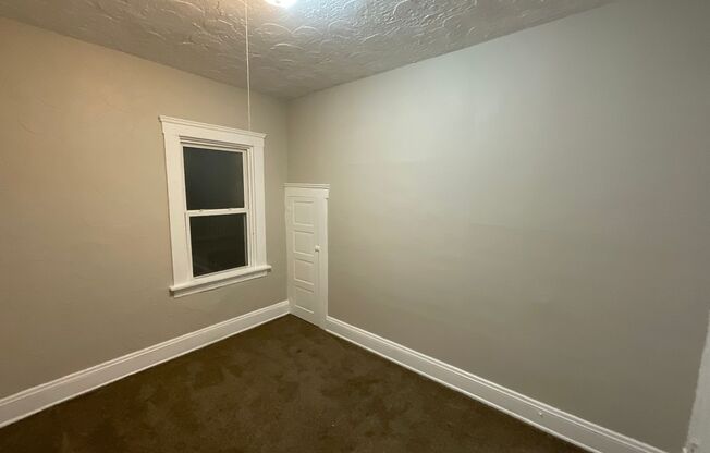 2 beds, 1 bath, $885, Unit Down