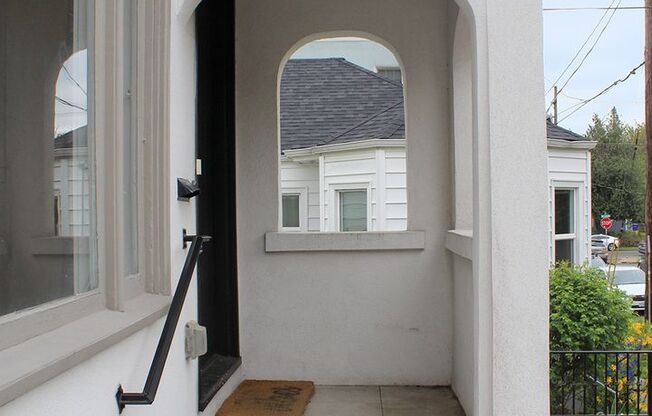 Gorgeous Remodeled Belmont 1 Bedroom with Garage!
