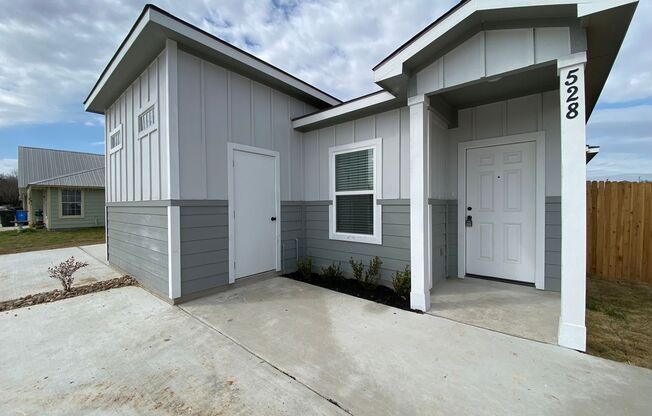 528 E Baxter