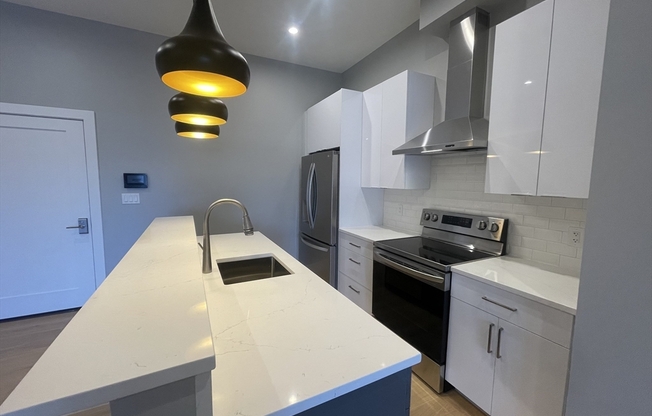 2 beds, 2 baths, 918 sqft, $3,595, Unit 220