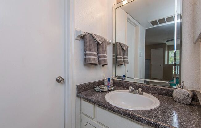 1 bed, 1.5 baths, 711 sqft, $939