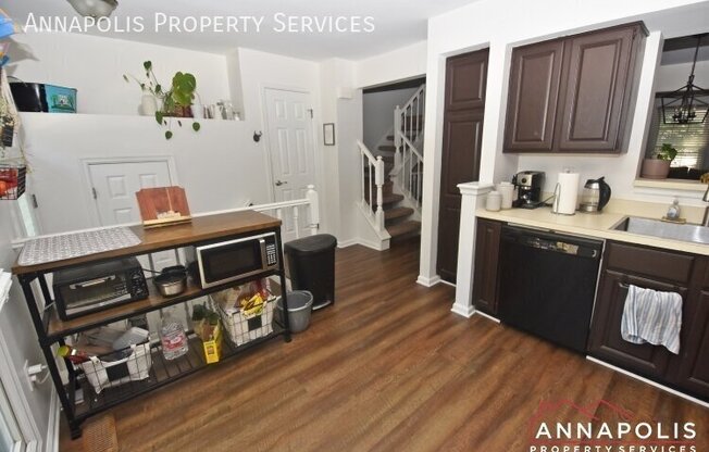 2110 COMMISSARY CIR