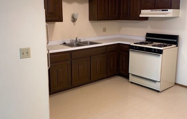 2 beds, 1 bath, 800 sqft, $999, Unit Custer-210