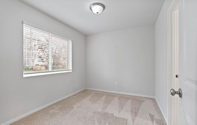 Newer sparkling clean 4-bdrm/3.5-bath townhome—2-car garage, near Forest Park