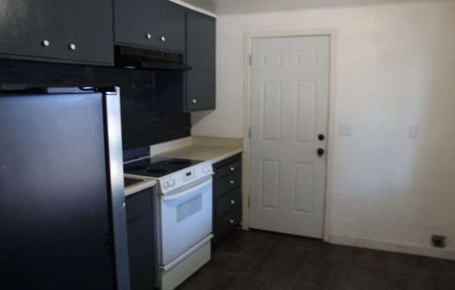 2 beds, 1 bath, $1,050