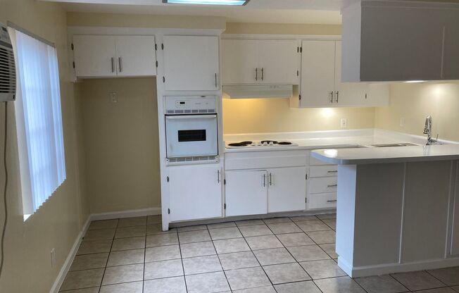 2 beds, 1 bath, 700 sqft, $2,295, Unit 1240-07