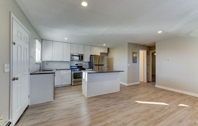 2 beds, 1 bath, 605 sqft, $2,045, Unit 21