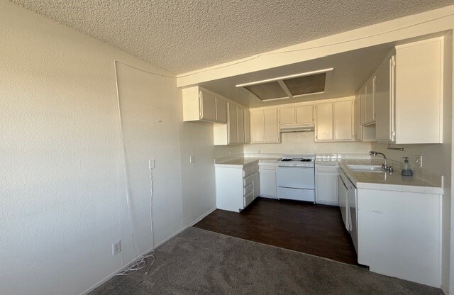 1530 W 204 ST