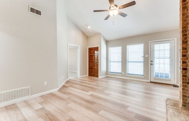 Charming Carrollton 2 Bedroom • Private Backyard
