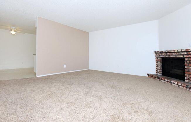 2 beds, 1 bath, 900 sqft, $1,740, Unit 17-111