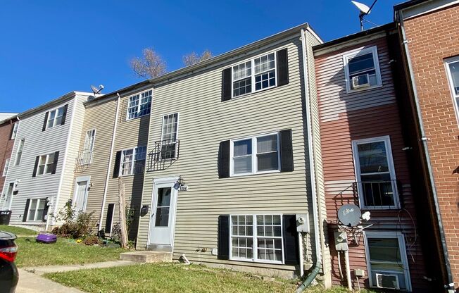 Lovely 3 BR/2 BA Townhome in Edgewood!