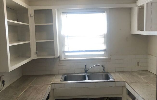 2 beds, 1 bath, $825