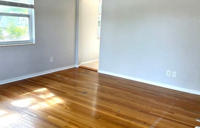 Charming 2 bed 1 Bath Right off 4th St