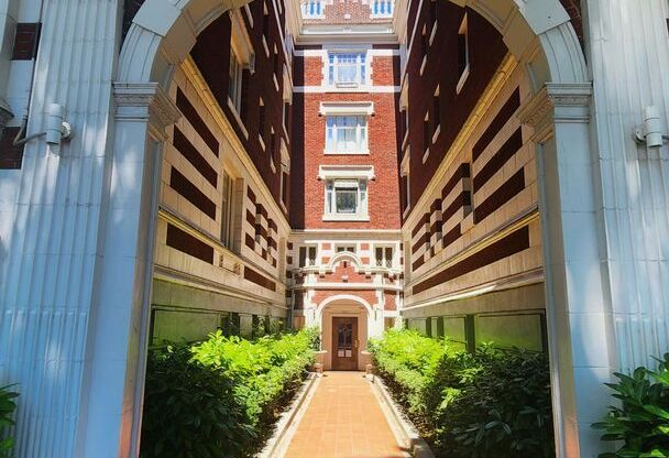 Classic, Charming 2 Bed, 1 Bath Condo in Highly Desirable NW Portland