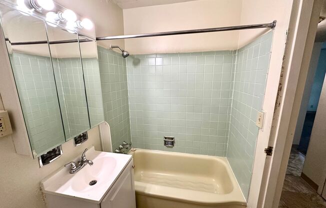 1 bed, 1 bath, $895, Unit 413