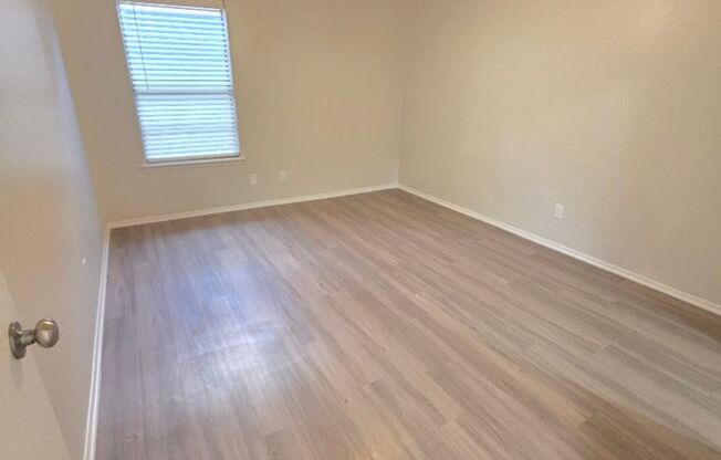 2 beds, 1 bath, 900 sqft, $1,321, Unit LAW11-116