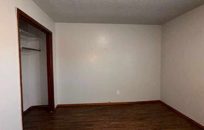 3 beds, 2 baths, $1,000