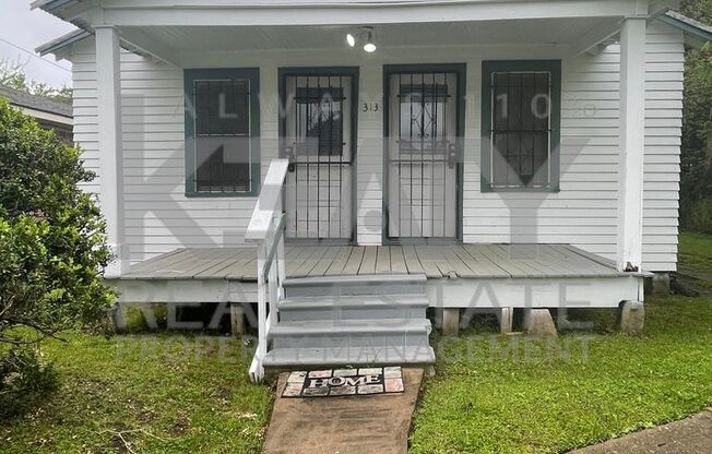 2 Bedroom, 1 Bathroom Home in Lafayette!