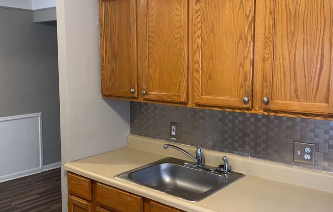 2 beds, 1 bath, $825, Unit Place #1