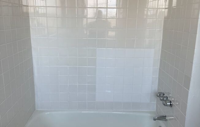Studio, 1 bath, 295 sqft, $1,275, Unit Old King Edward 571