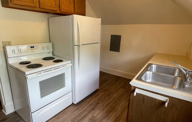 2 beds, 1 bath, 1,871 sqft, $925