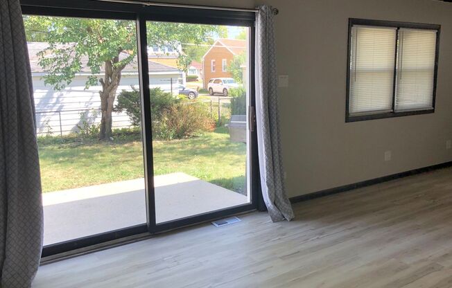 Fresh 3bed/2bath Home Close to Transportation Fenced Backyard