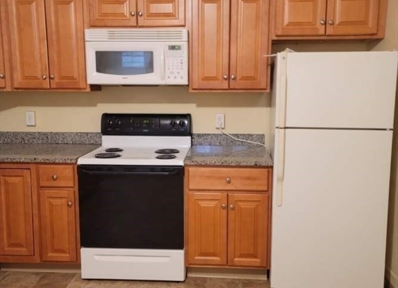 1 bed, 1 bath, 1,000 sqft, $1,895, Unit R