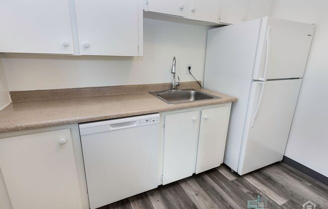 2 beds, 1 bath, 702 sqft, $1,550, Unit 33