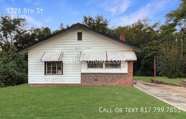 2 beds, 1 bath, 1,572 sqft, $1,350, Unit 1226 8th St - Main House