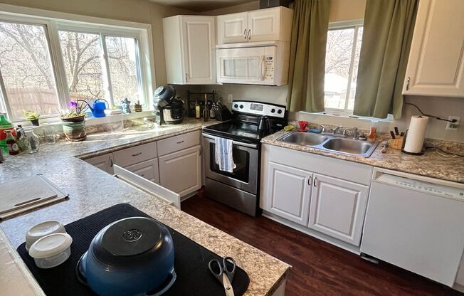 Stunning 4 Bed Home West of Drake