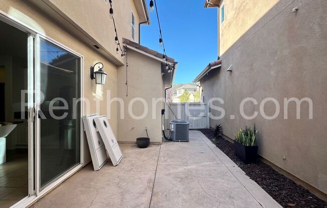 3 beds, 2.5 baths, $4,300