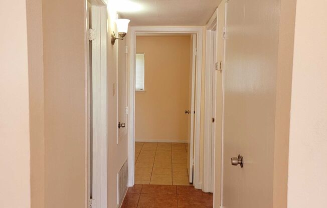 2 beds, 1 bath, $930, Unit 12