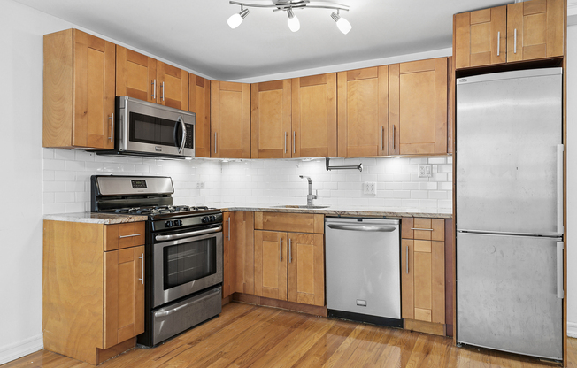 305 W 18 ST
