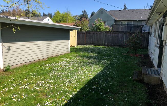 Charming 2 bed 1 bath house in a great neighborhood!