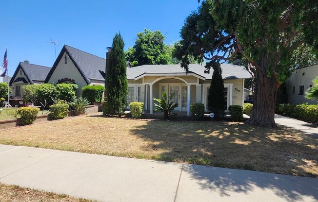Charming Colonial-Style 2-Bedroom Home in Ontario