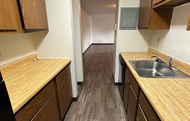 2 beds, 1 bath, $750, Unit 105