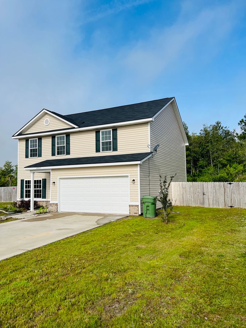 Pet Friendly 2 Story 4 bed 2 1/2 Bath home.
