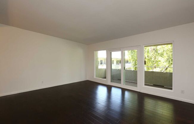 Wonderful, 2nd floor Condo Centrally Located in Phoenix. Available November 1st!!! Resort like living!!!