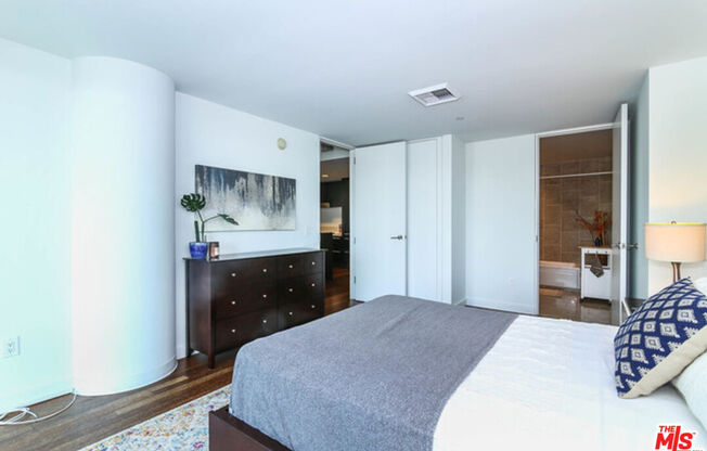 2 beds, 2.5 baths, 1,700 sqft, $5,250, Unit 10N