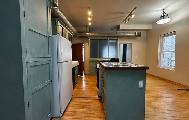 1 bed, 1 bath, $995, Unit 123 N Broadway Apt. 2