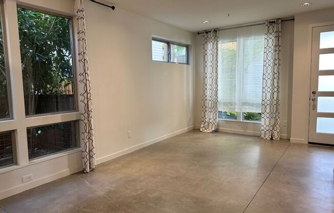 3 Bedroom Queen Anne Townhouse w/rooftop deck