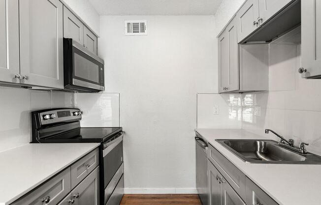 1 bed, 1 bath, 553 sqft, $700, Unit 10