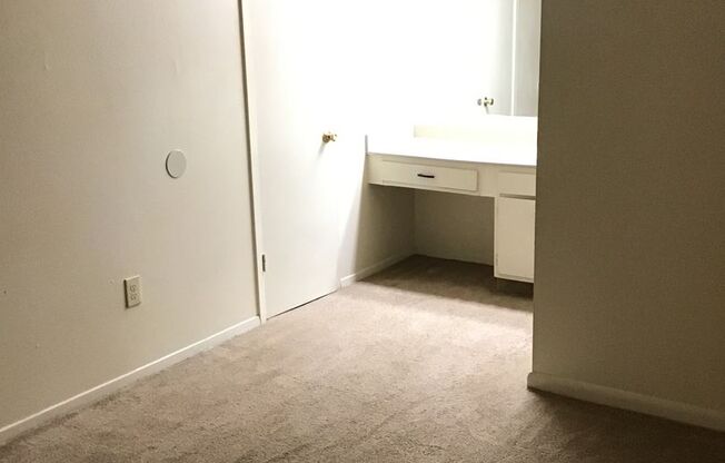 2 beds, 2 baths, 995 sqft, $800, Unit 14