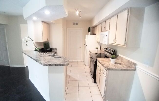 Gorgeous 2/2 condo for rent close to UCF, Valencia and next to Waterford Lakes Town Center.